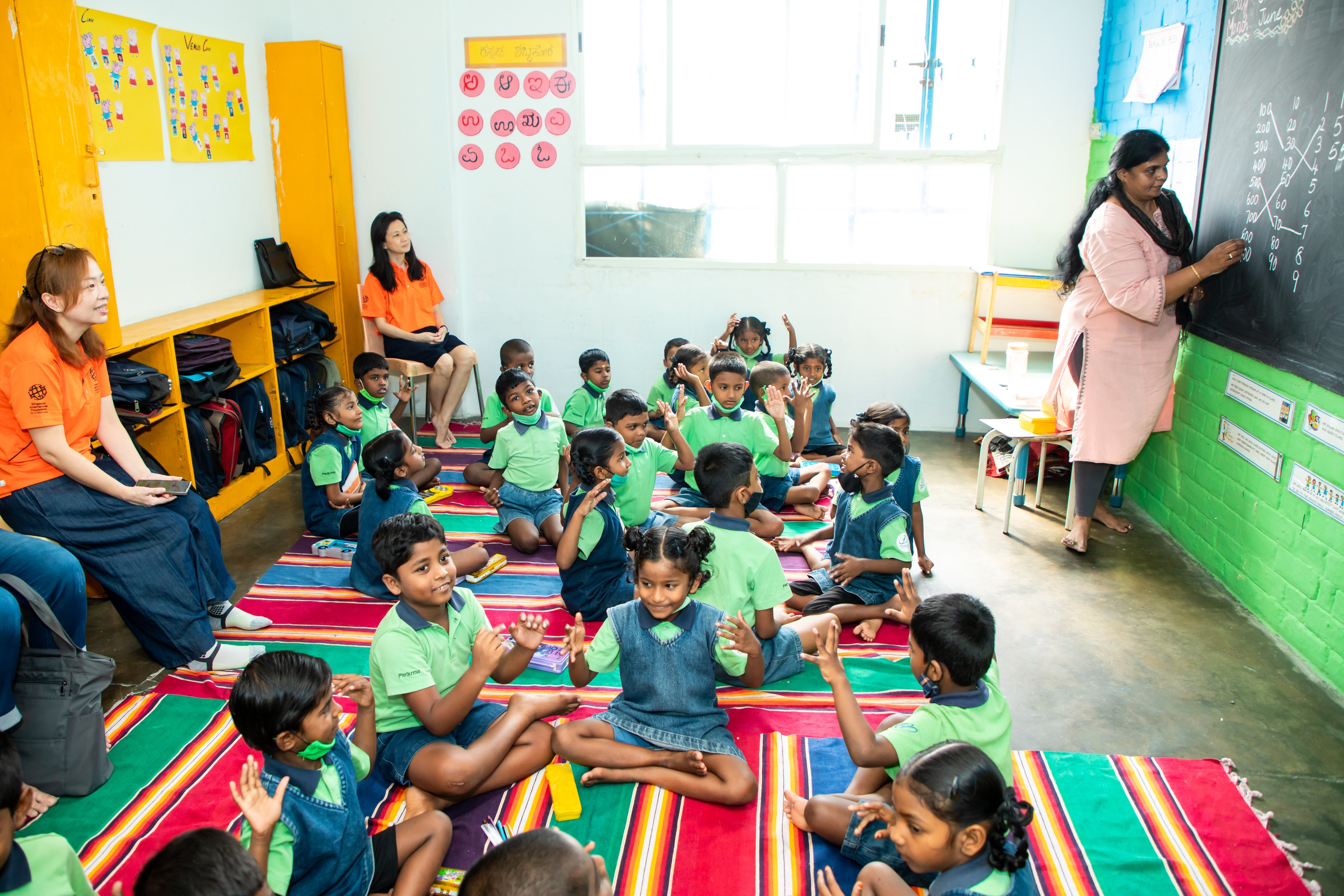 SIVs (in orange) observing a Grade Two mathematics classroom lesson being conducted by Indian teacher Kavitha Anthony Juliyet. 