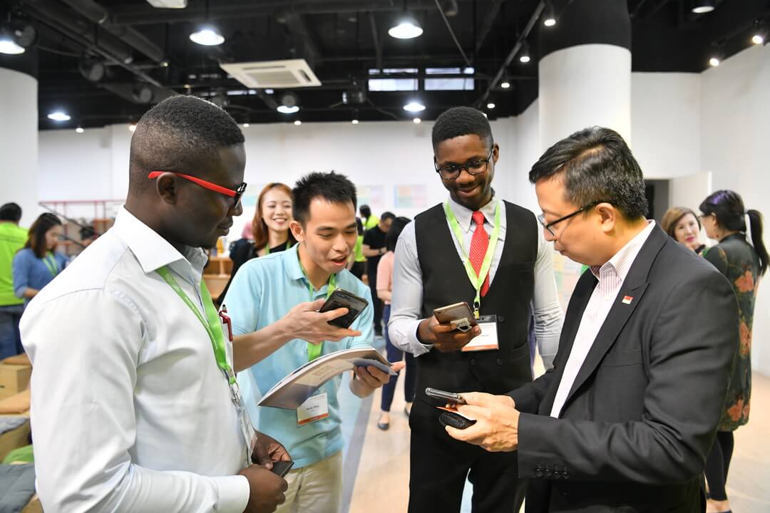 Mr Loh Tuck Wai, Singapore Consul-General to Shanghai (on right) gets to know China-based YSEs CYOT and Makittos at the networking dinner