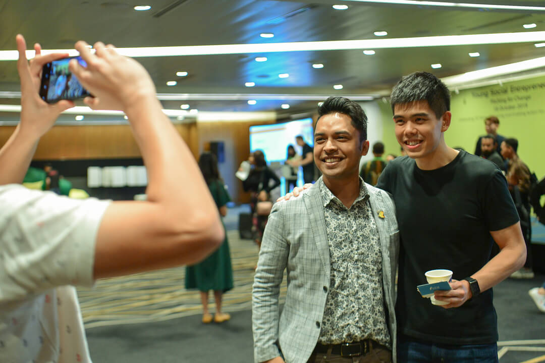 A friendship borne over YSE: 2014 alumnus Sazzad Hossain from SDI Academy (left) taking a commemorative photo with his senior Quek Siu Rui who helmed a lively Fireside Chat on sustainable business and social impact goals
