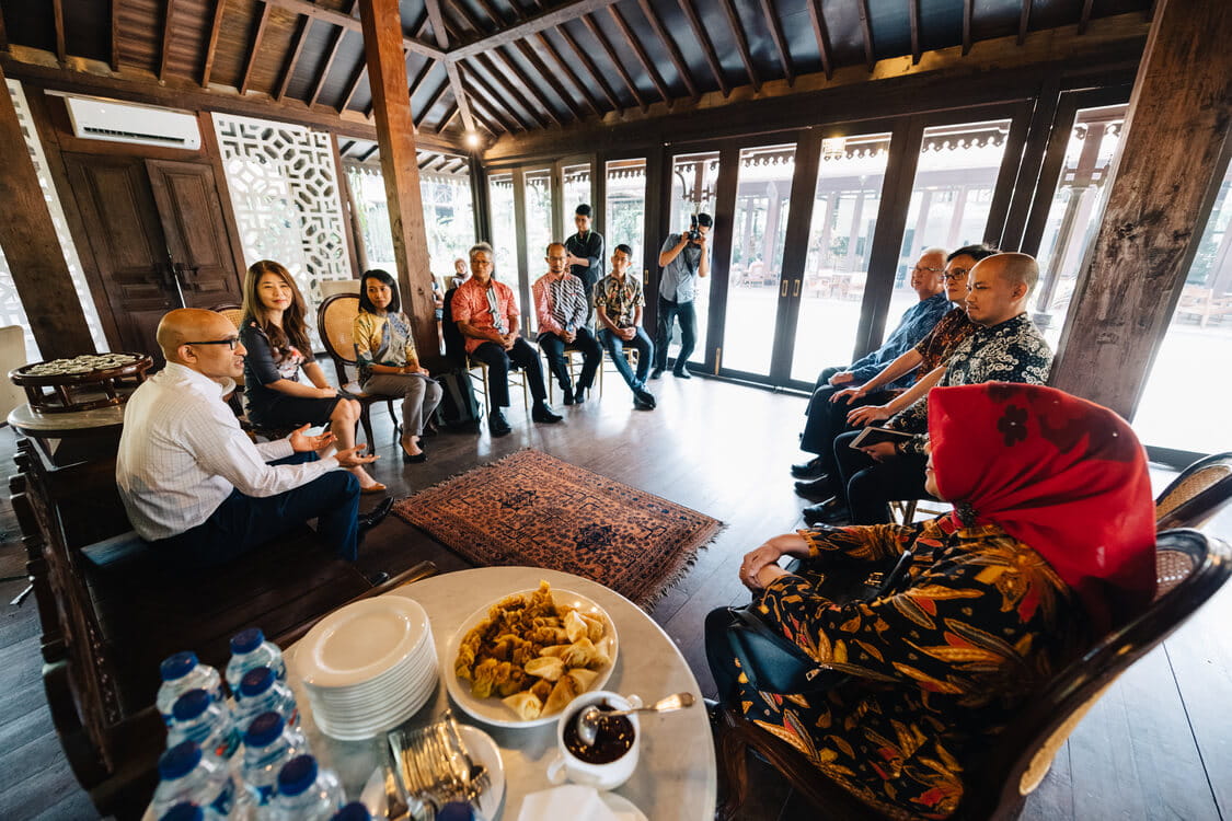 Ambassador Anil Kumar Nayar (left), Singapore Ambassador to the Republic of Indonesia, engages with the SIF’s partners, programme alumni and volunteers who have contributed to strengthen friendships between Singaporean and Indonesian communities at the people-to-people level
