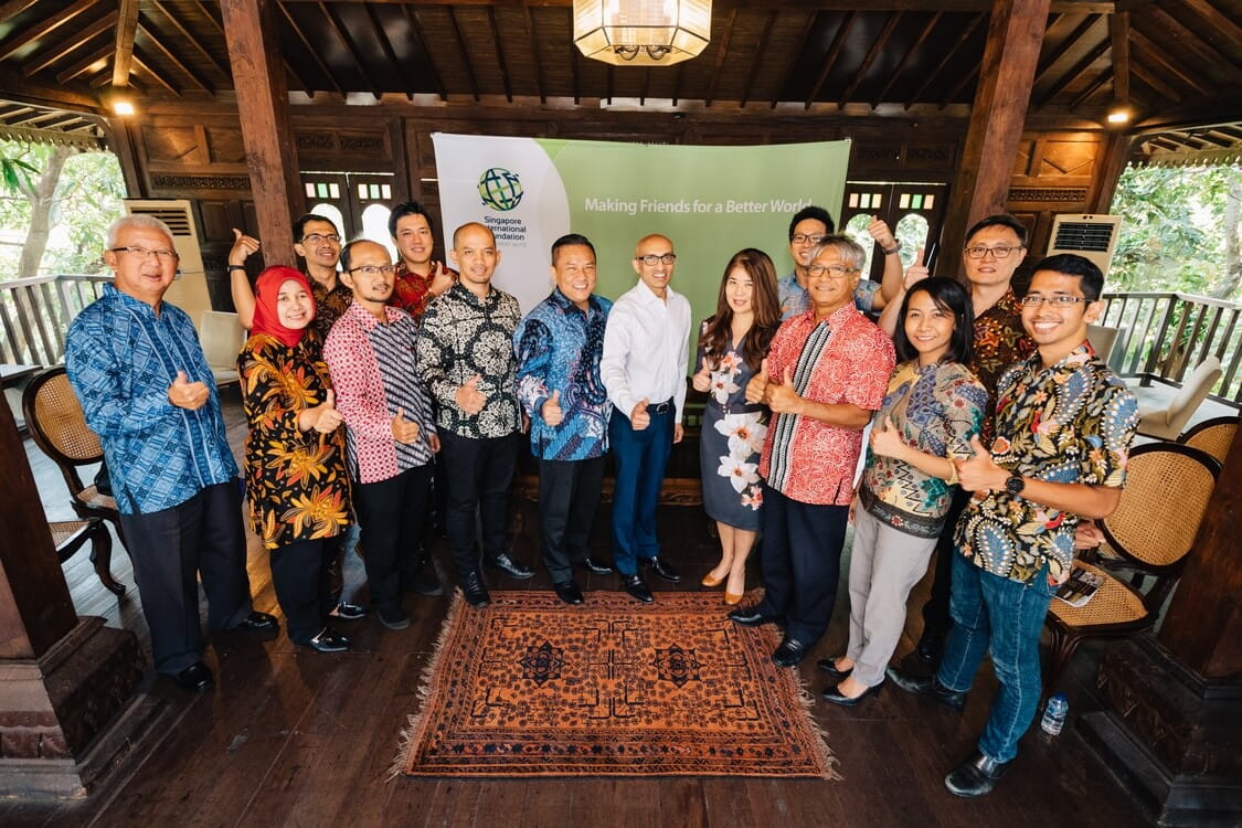 Representatives from Indonesia’s Ministry of Education and Culture and the Embassy of the Republic of Singapore-Indonesia meet with the SIF’s programme alumni and volunteers at the seventh edition of SIF Connects! in Indonesia to celebrate the warm friendships between Singaporean and Indonesian communities
