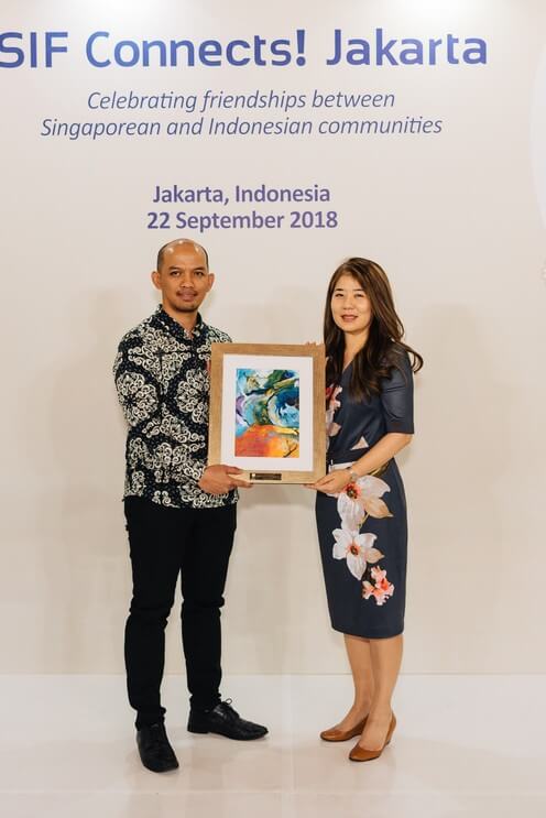 Bapak Adi Nuryanto (left), Deputy Director of Foreign Affairs, Indonesia’s Ministry of Education and Culture (MoEC) receiving a token of appreciation from Ms Jean Tan, SIF Executive Director
