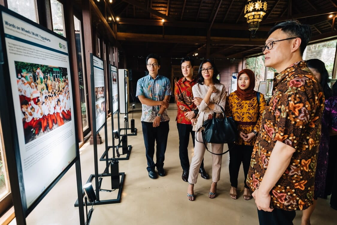 Mr Reuben Kwan (right), SIF Division Director of Strategic Management, sharing with guests, including representatives from the Singapore Association in Indonesia (left), about the launch of the SIF’s signature Words on Wheels (WoW) programme in Yogyakarta.