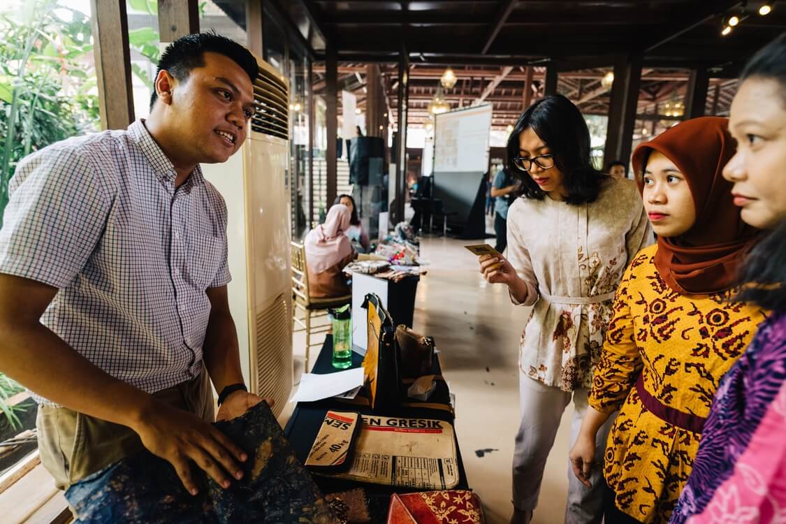 Some Indonesian alumni and partners, from the SIF’s Young Social Entrepreneurs (YSE) and Our Better World programmes participated in an exhibition where they presented their work